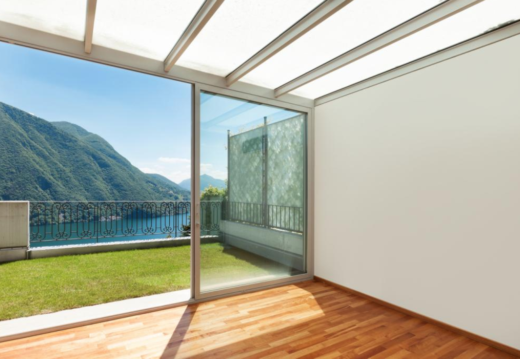 Plaquage provisoire pour vitres cassées