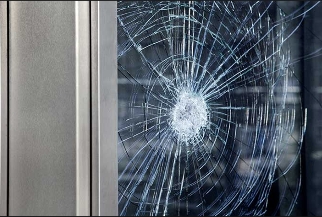 Mise en place d'un plaquage provisoire pour les magasins en cas de vandalisme